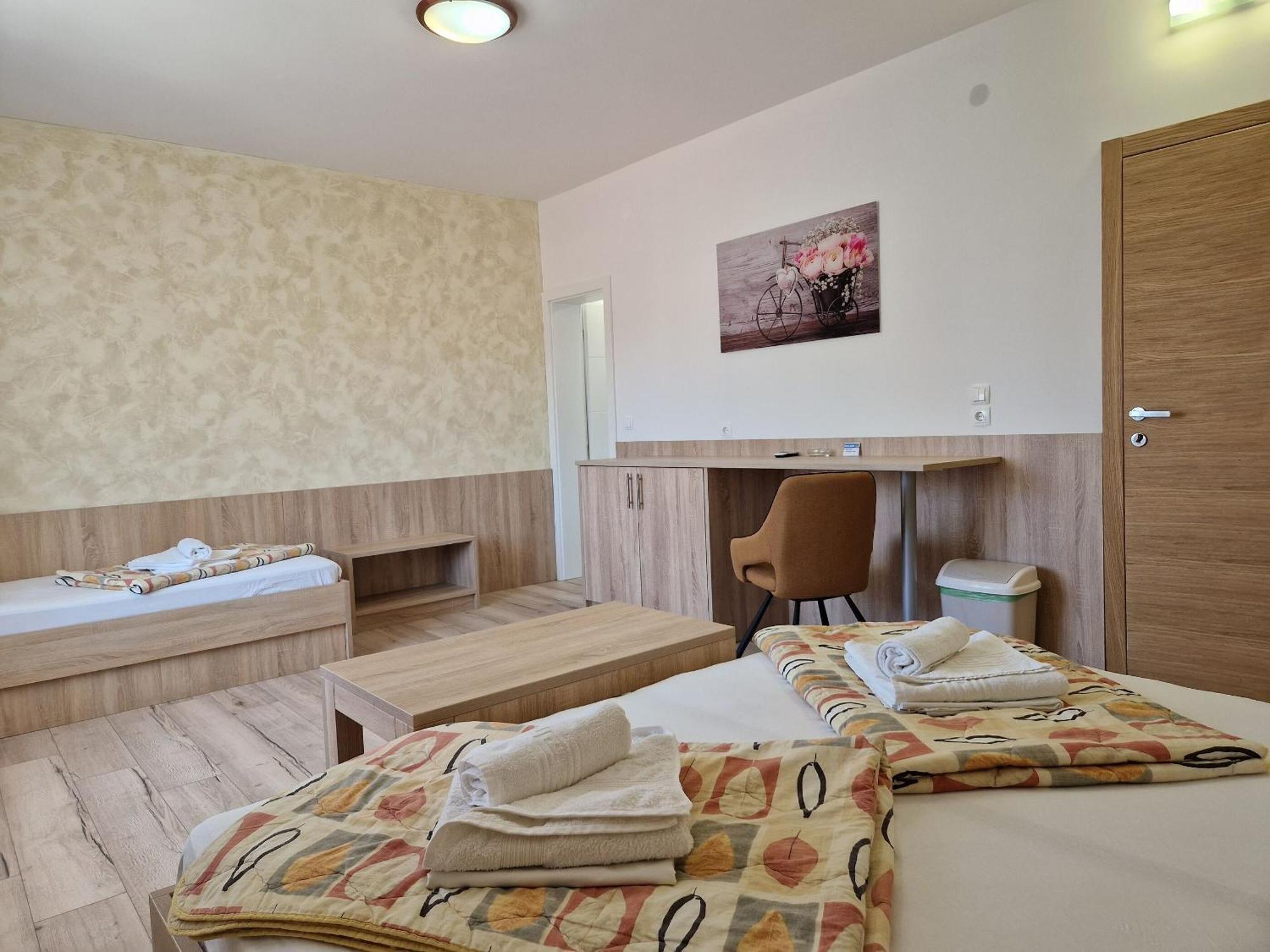 Apartment And Rooms Amenka Novalja Exterior foto