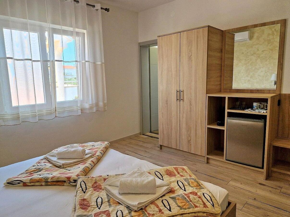 Apartment And Rooms Amenka Novalja Exterior foto