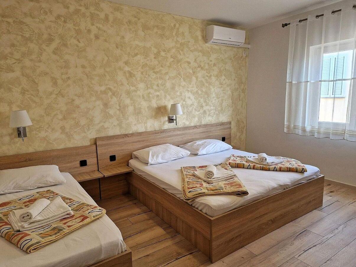 Apartment And Rooms Amenka Novalja Exterior foto